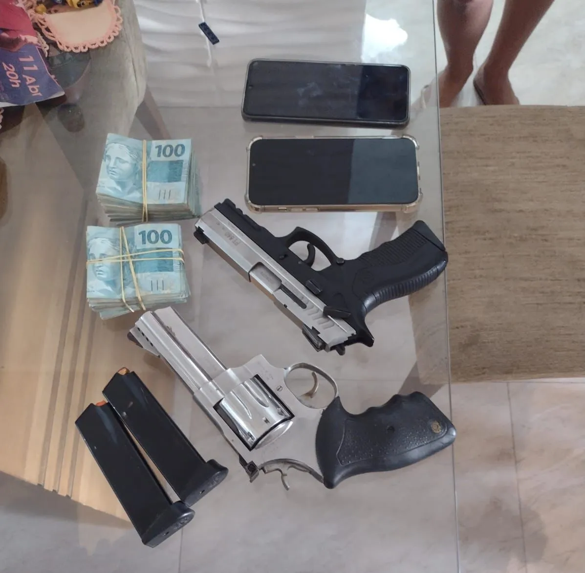 Armas e dinheiro foram encontrados em um dos endereços