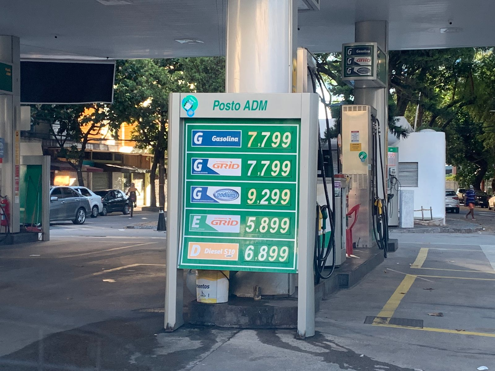 Motoristas buscam postos que ainda não reajustaram preços dos combustíveis