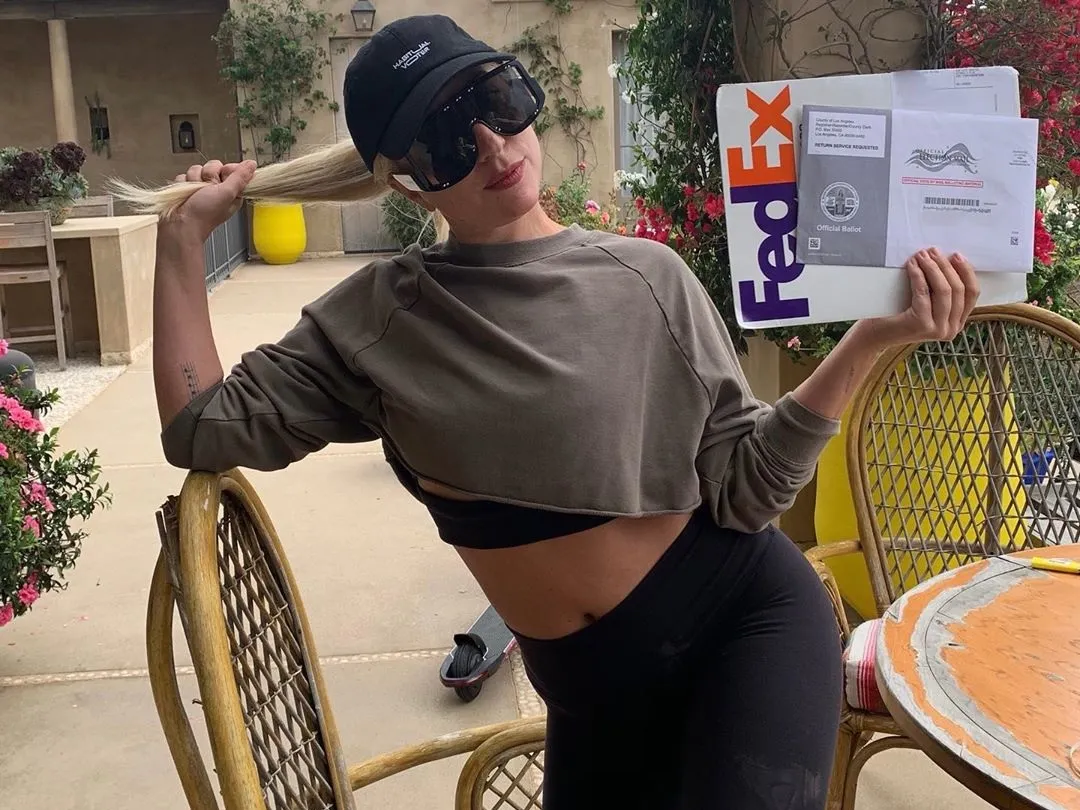 Lady Gaga posa com o voto que enviou pelo correio