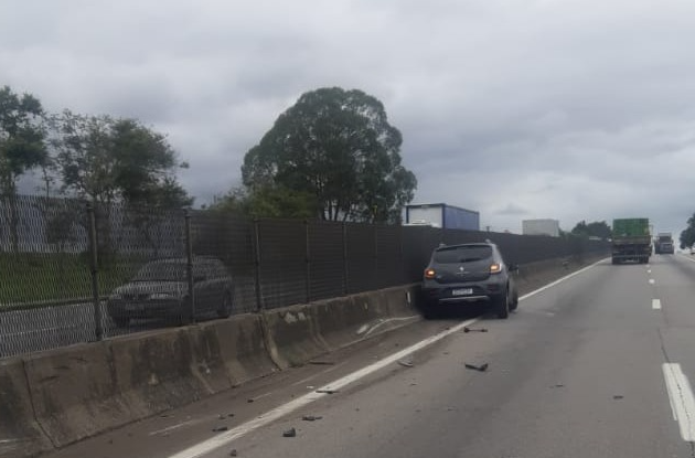 Carro bate em canteiro central na Dutra, em Taubaté Divulgação/ Polícia Rodoviária Federal