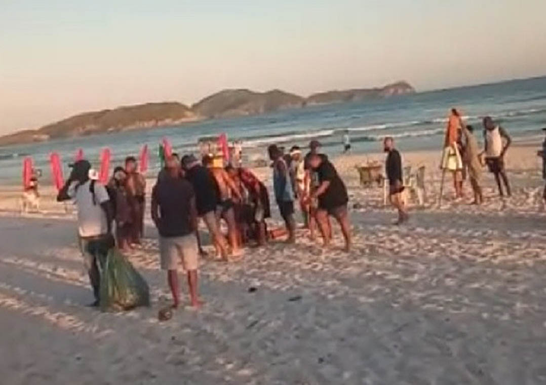 Pessoas baleadas em ataque em praia têm envolvimento com tráfico, diz polícia Reprodução