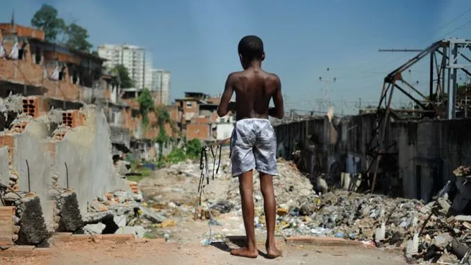 16,88% das pessoas vivem com menos de R$ 500 por mês no município do Rio
