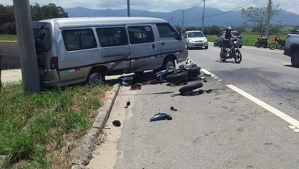 Motociclista morre após bater contra van em rodovia, em Tremembé