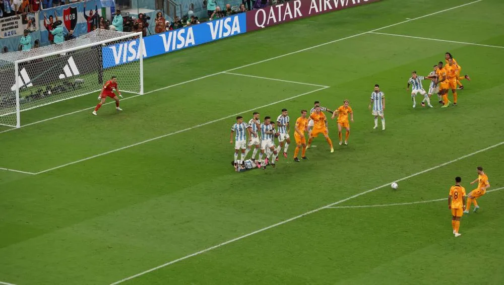 Koopmeiners toca rasteiro para Weghorst marcar o gol de empate da Holanda