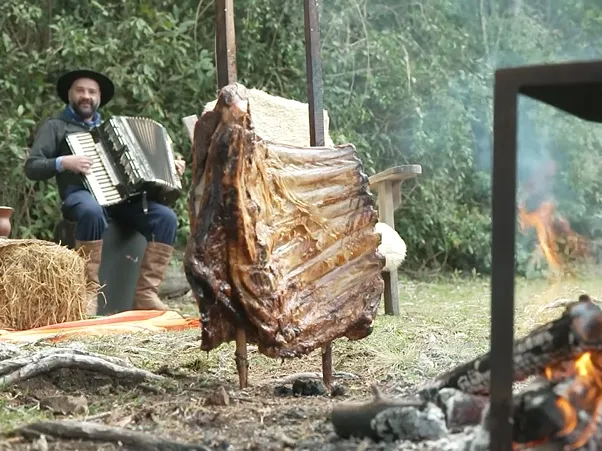 Conheça o 'A Ferro e Fogo', projeto de fogo de chão em São Francisco de Paula, RS