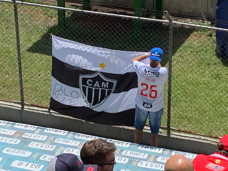 Torcedor do Atlético-MG estende bandeira do Galo em Interlagos Emanuel Colombari