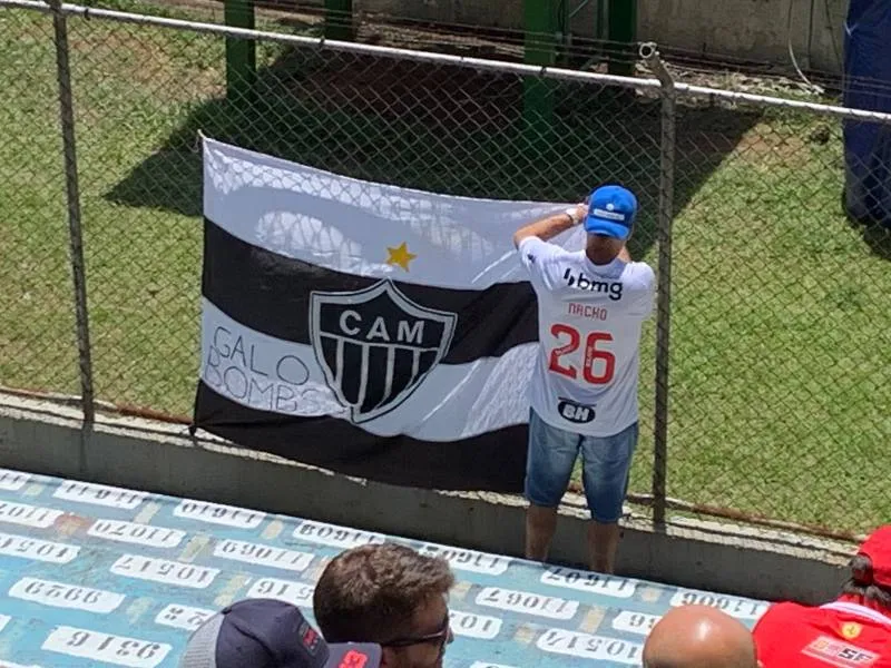 Torcedor do Atlético-MG estende bandeira do Galo em Interlagos