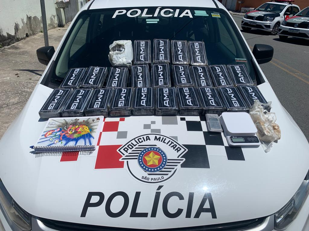 Dupla é presa e menor apreendida com 24 quilos de pasta base e cinco de cocaína de cocaína em Taubaté  Divulgação/Polícia Militar