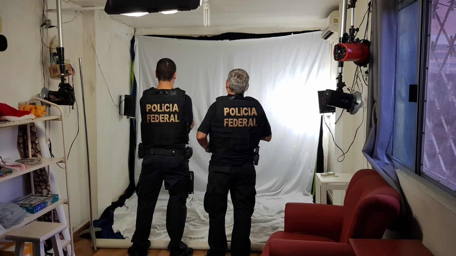 Um fotografo grupo induzia crianças a se trocarem em locais com câmeras escondidas Divulgação/Polícia Federal