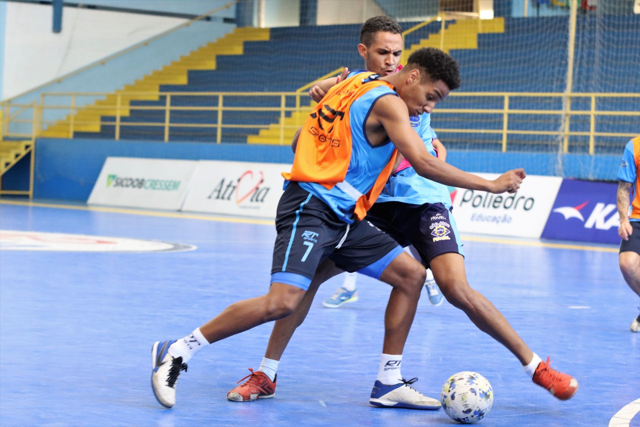 Jogadores do São José Futsal treinando para o confronto Foto/ Brenno Domingues