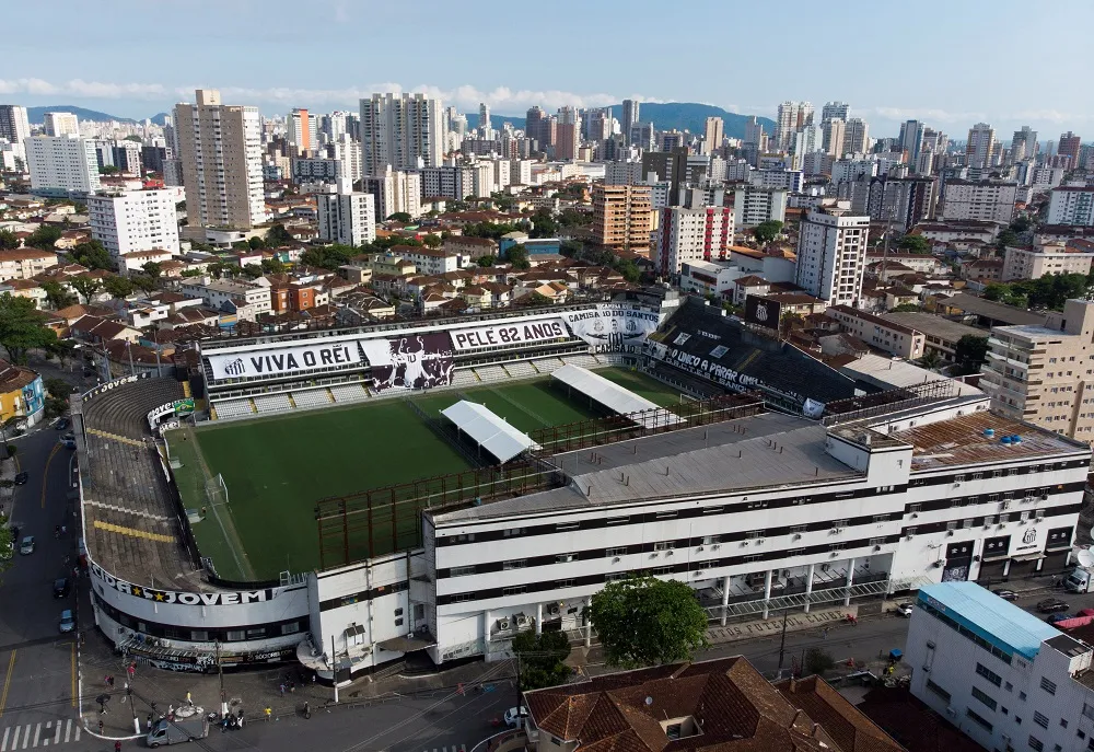 Corpo de Pelé chega a Santos para ser velado