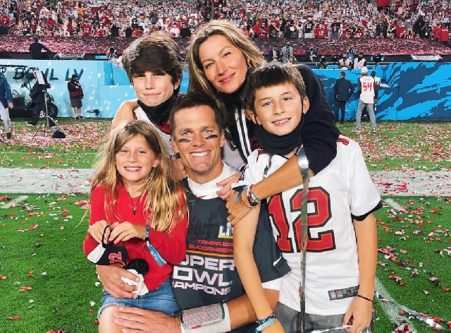 Tom Brady comemorando a conquista do Super Bowl LV com a família Redes Sociais / Tom Brady