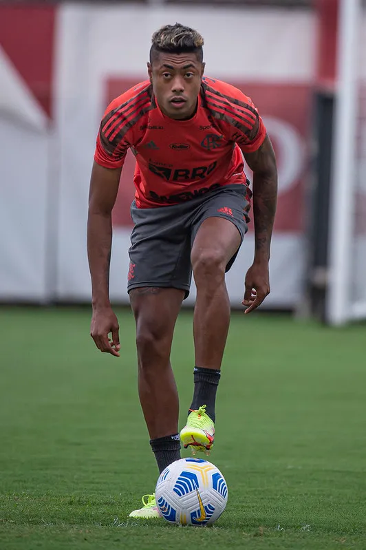 Bruno Henrique, recuperado de lesão, volta ao time