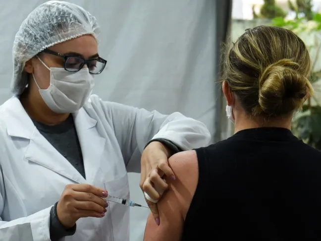 Vacinação de adolescentes será antecipada em São Paulo.