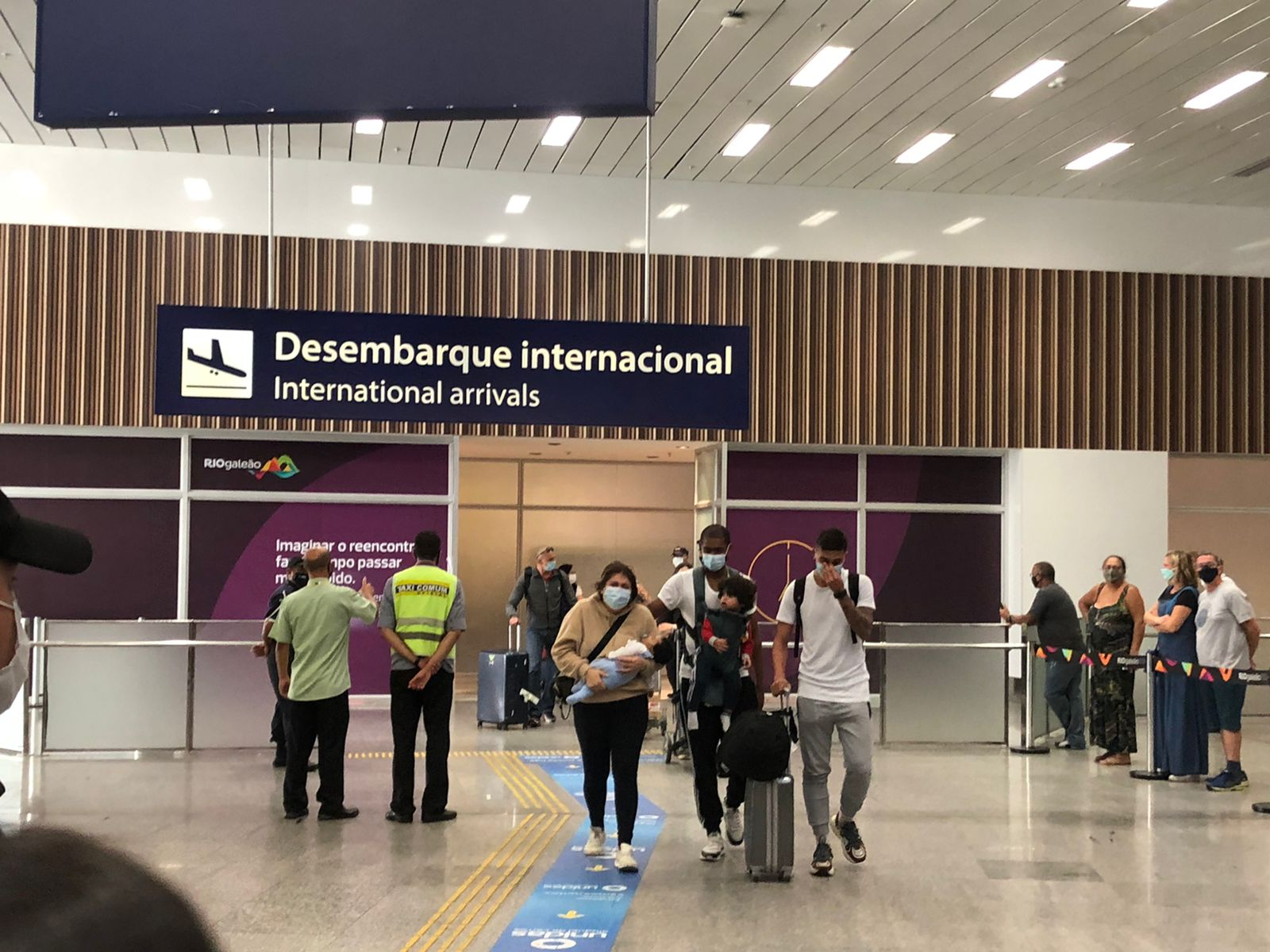 Os atletas desembarcaram no Aeroporto Internacional do Galeão Nicolle Timm