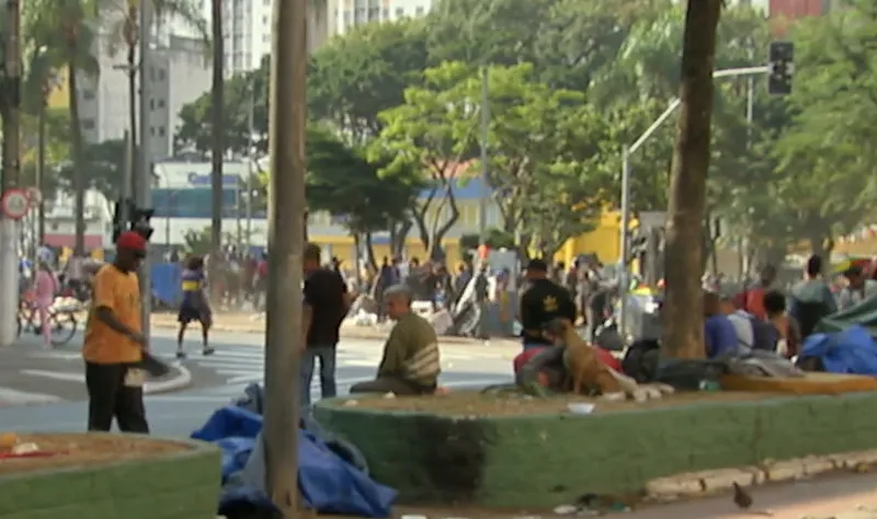 Polícia prende traficantes e retira usuários de drogas de praça do centro de SP