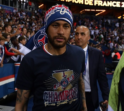 Neymar comemora título francês do PSG na temporada 2021/2022