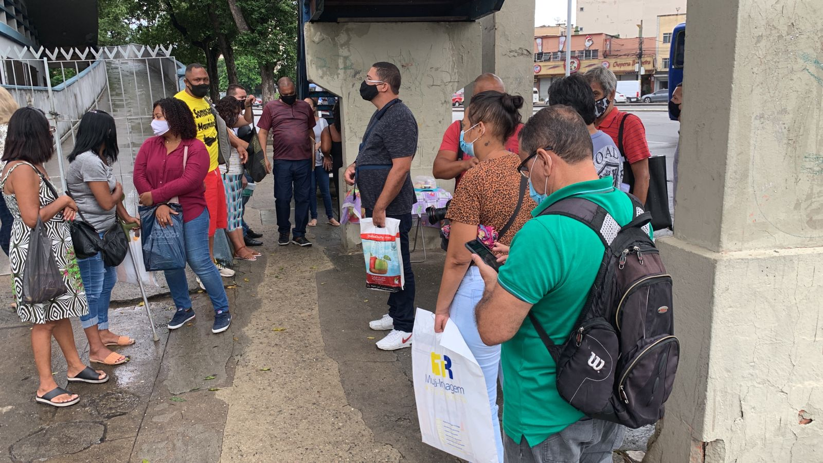 Segurados aguardam atendimento na chuva  Foto: Marcos Sadok 