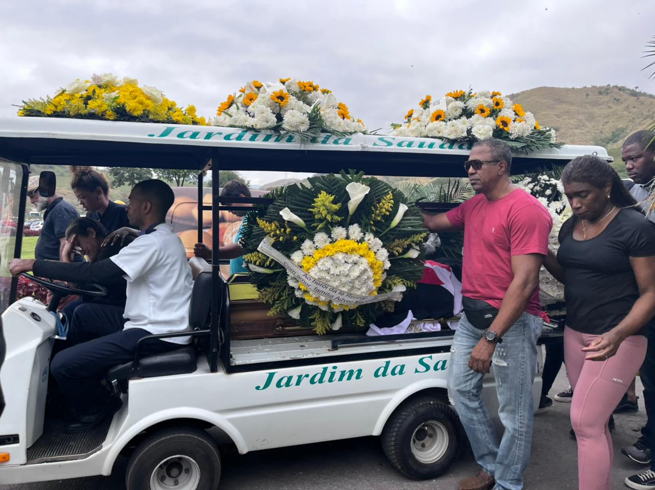 Familiares e amigos de Rennan se despediram do professor nesta segunda-feira (12) Reprodução