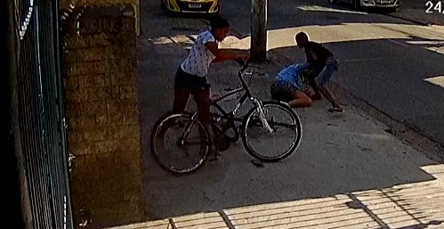 Mulher é atacada na Tijuca por dois assaltantes e é hospitalizada