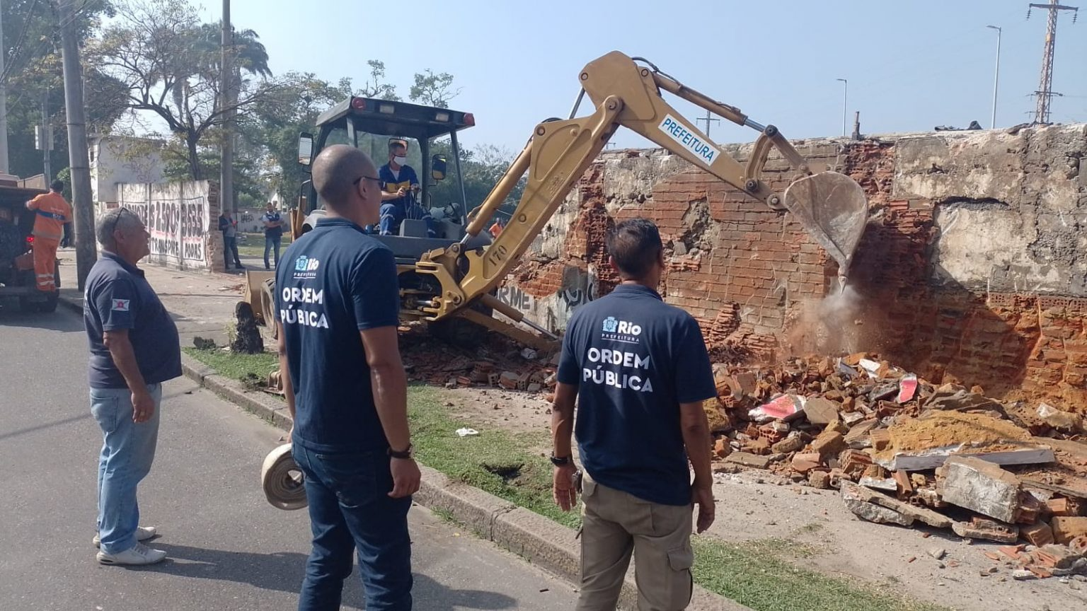 Prefeitura retira 51 estruturas em madeiras e tapumes na Mangueira Divulgação/Prefeitura