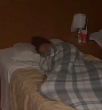 Jovem de 22 anos dorme em quarto errado de hotel após confundir numeração