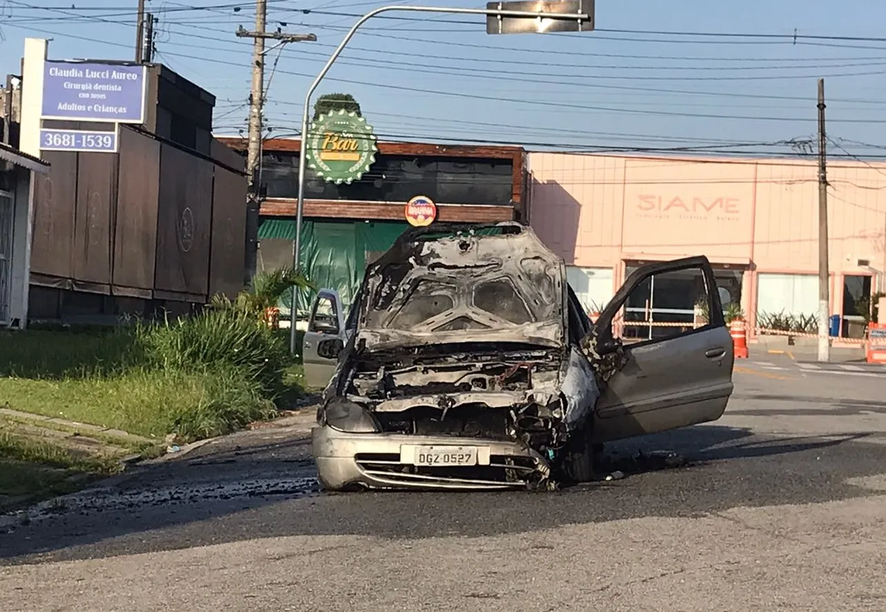 Carro fica destruído após incêndio próximo à Avenida Itália, em Taubaté