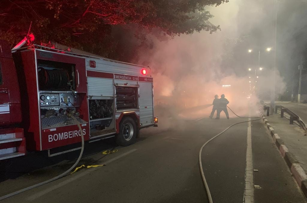 Veículo pega fogo no Perequê Mirim, em Caraguatatuba Divulgação/Corpo de Bombeiros