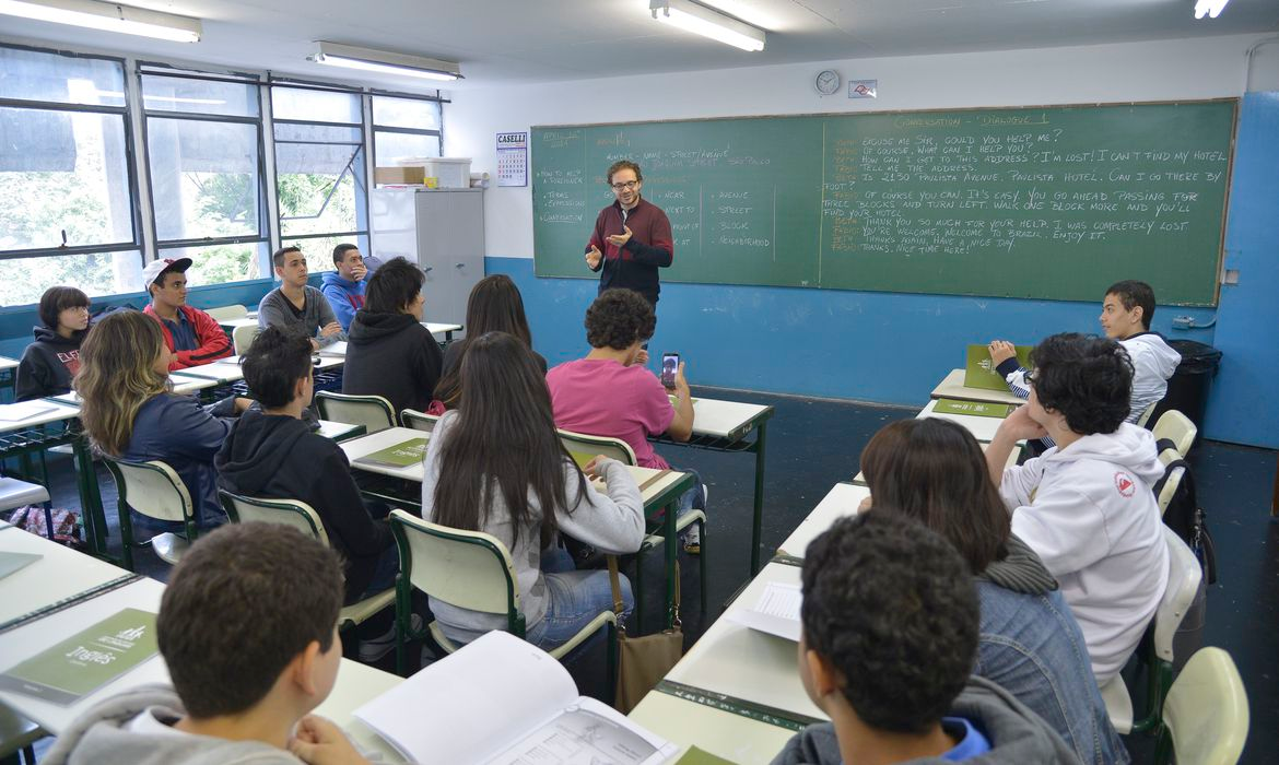 Bolsonaro autoriza reajuste de 33% no piso salarial de professores