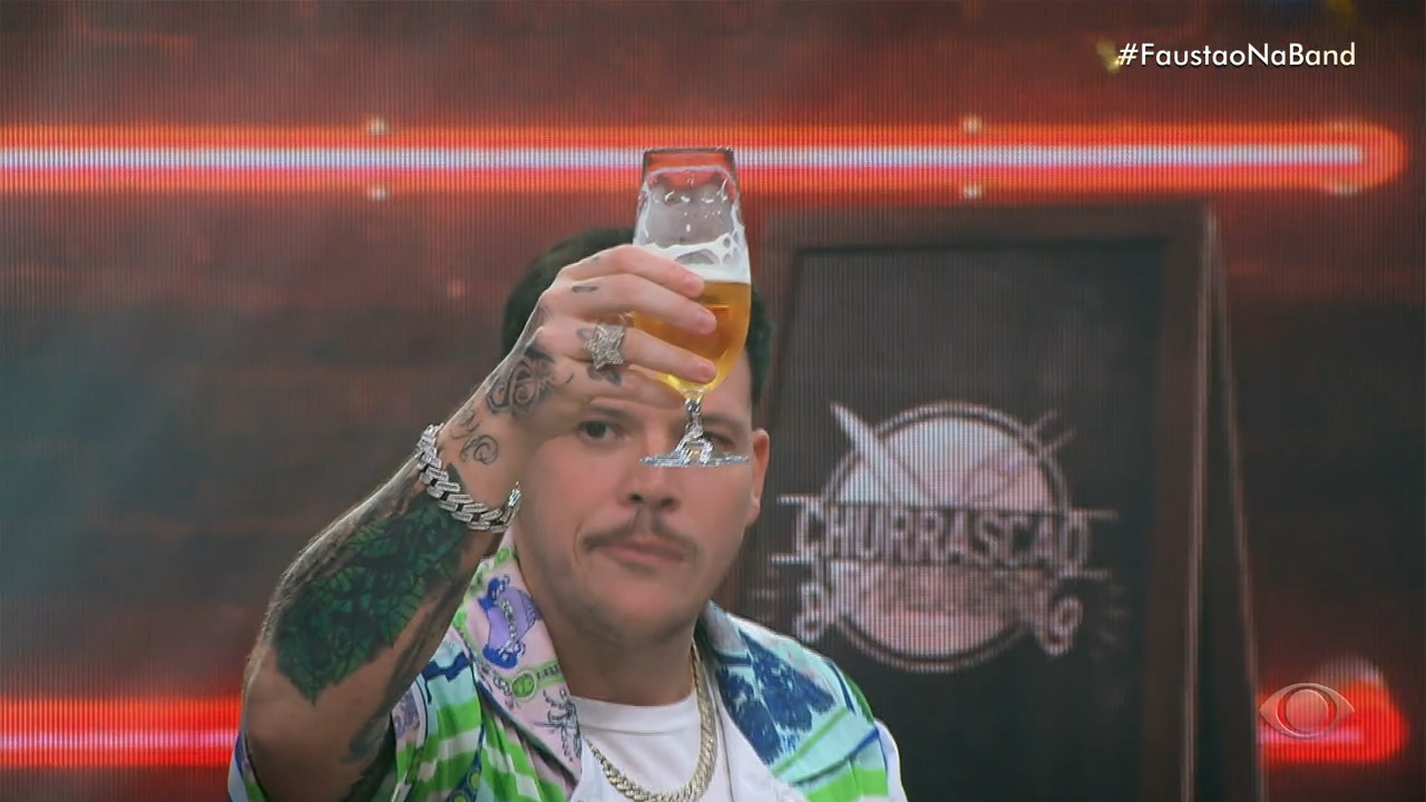 Ferrugem agradece Faustão por cerveja no palco Reprodução/Faustão Na Band