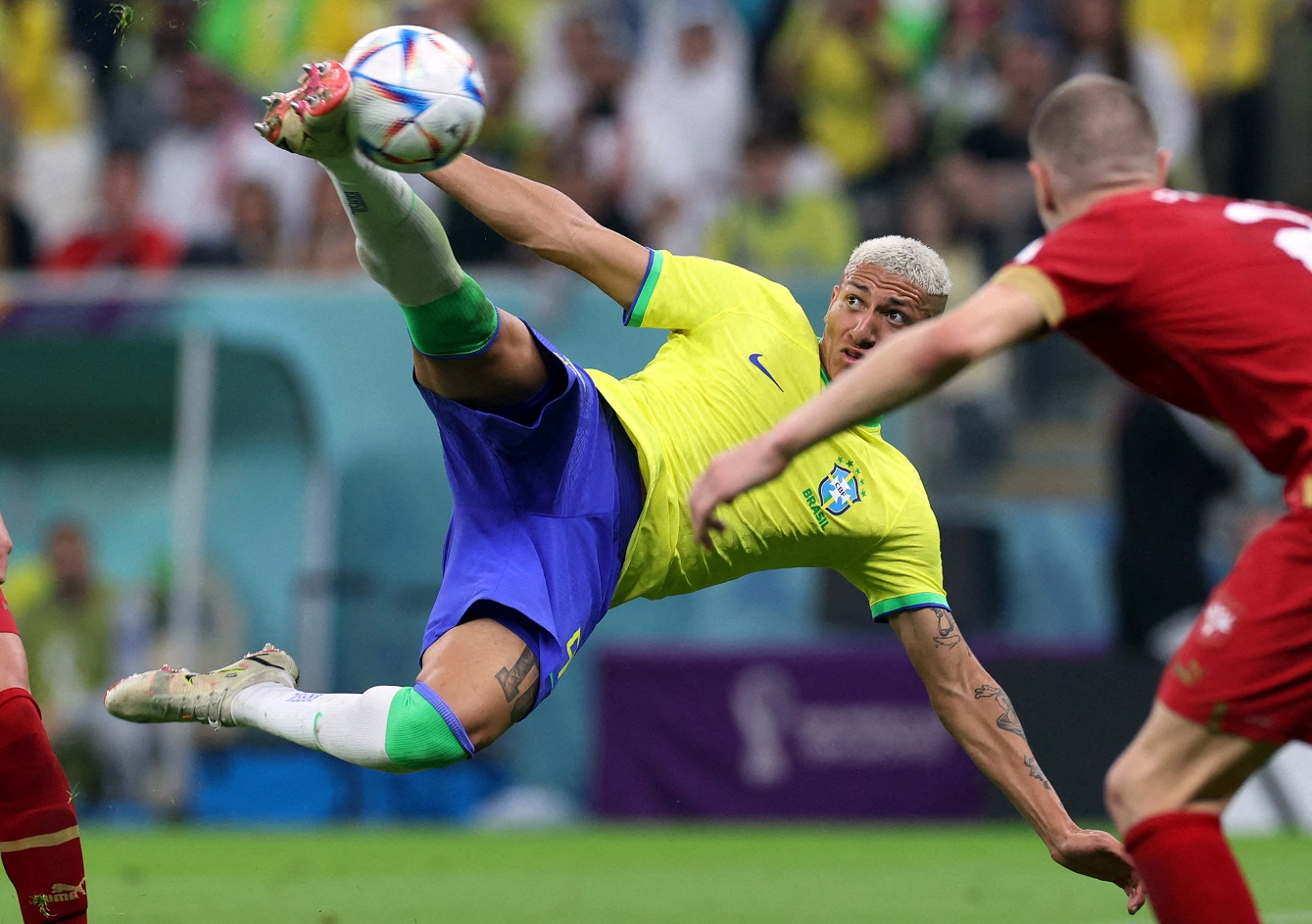 Richarlison gira o corpo e alcança a bola no ar com a perna Amanda Perobelli/Reuters - 24/11/2022