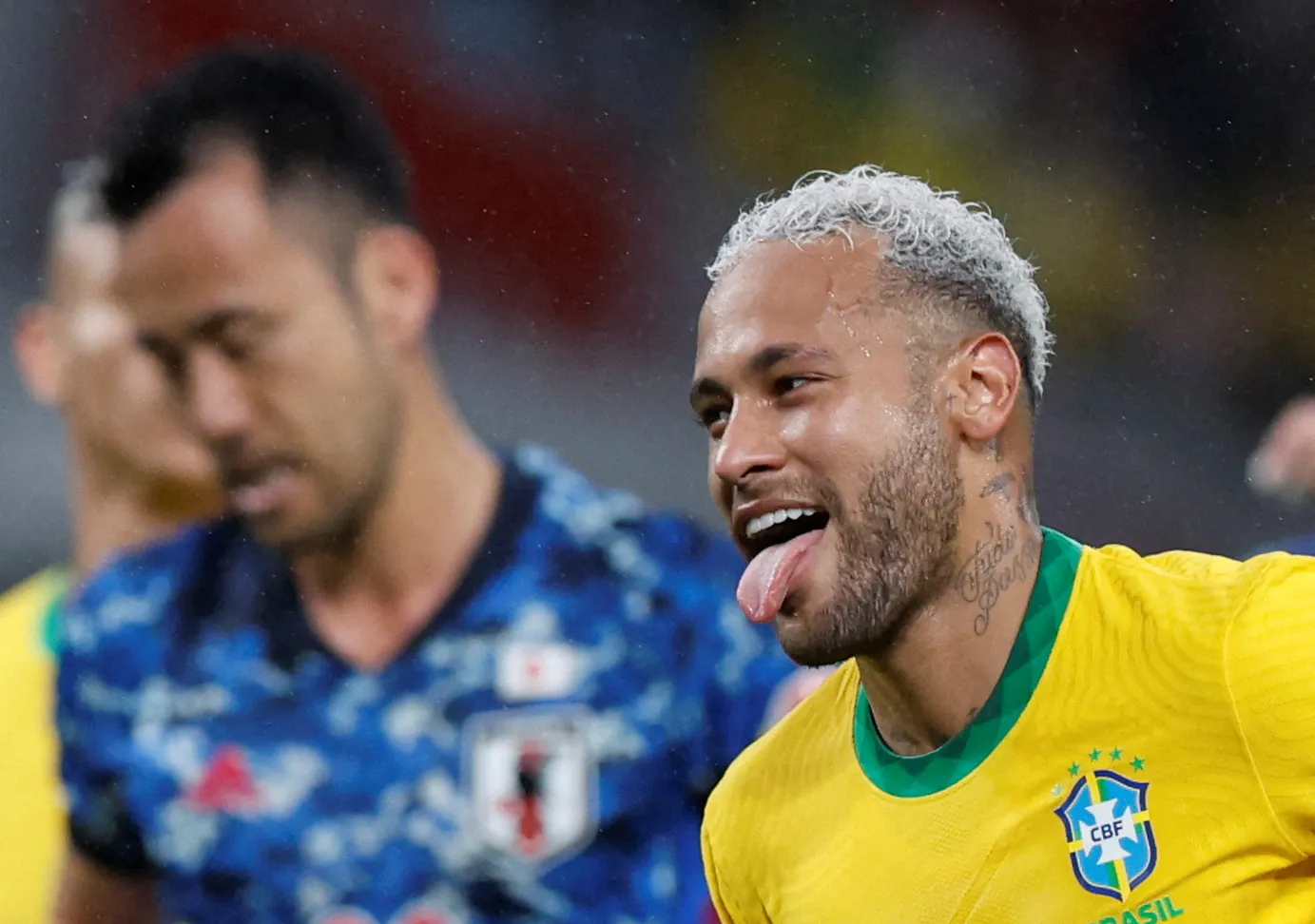 Neymar comemorando seu gol contra o Japão