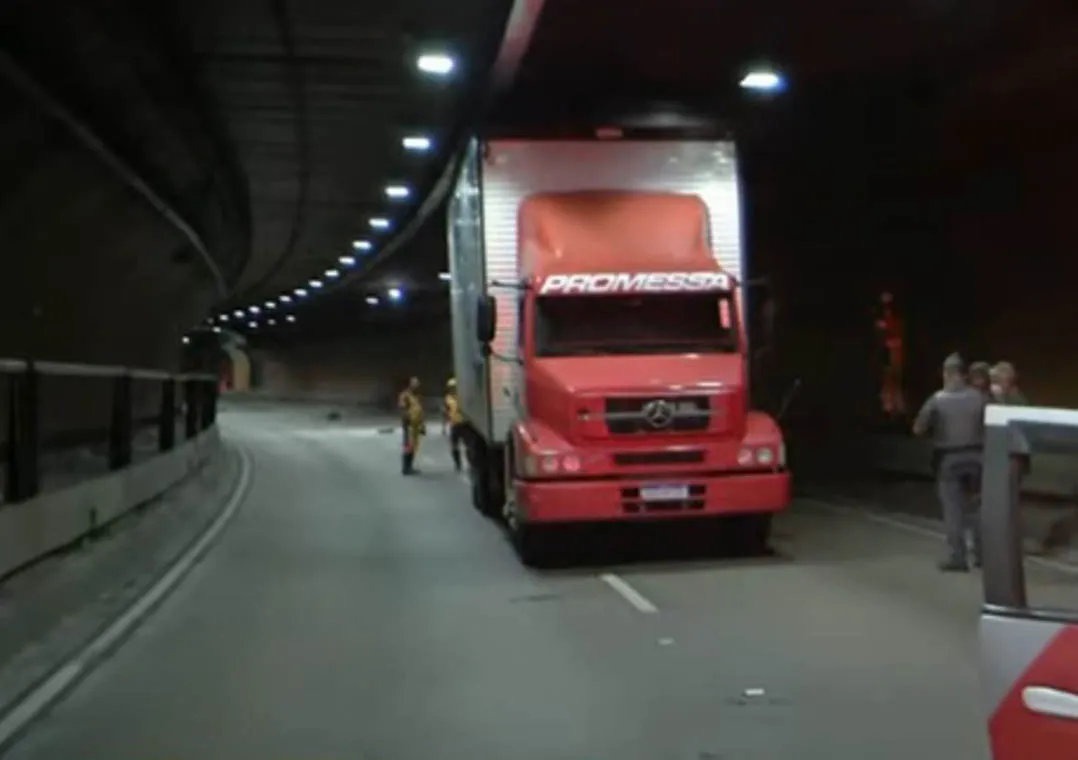 Caminhão fica preso e túnel Ayrton Senna é interditado em SP; veja imagens