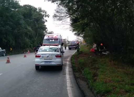 Motociclista de 62 anos morre após bater carro em guincho do DER na Floriano Rodrigues Pinheiro