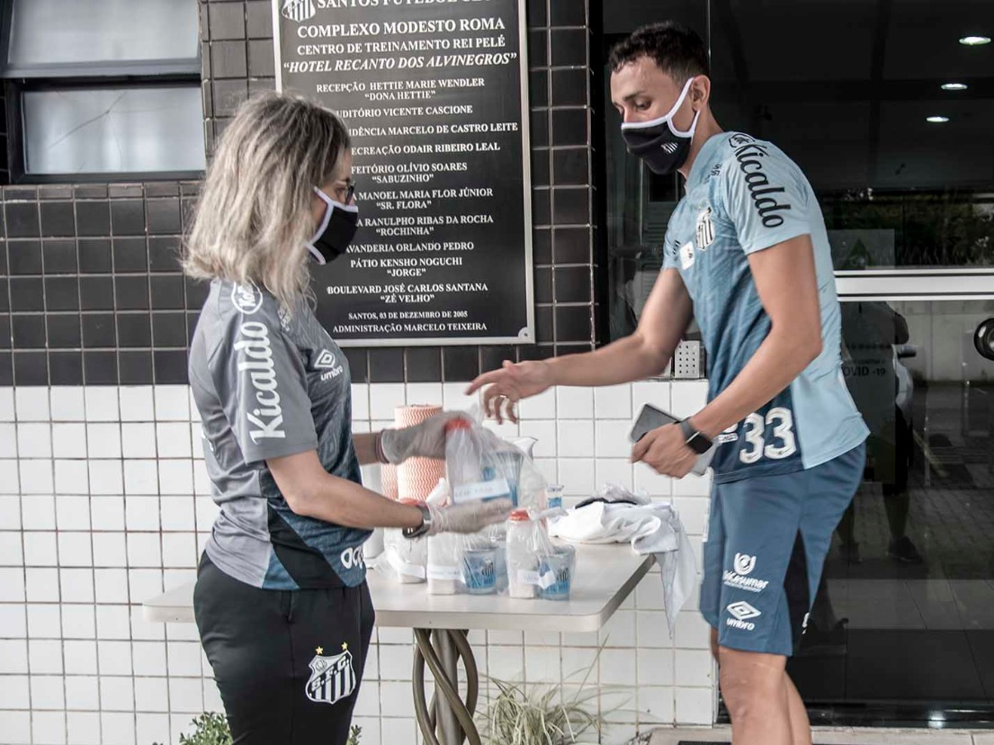 Alessandra Favano, nutricionista do Santos, entrega kit individualizado de suplementos para o ex-jogador do clube Diego Pituca Créditos: Santos Futebol Clube