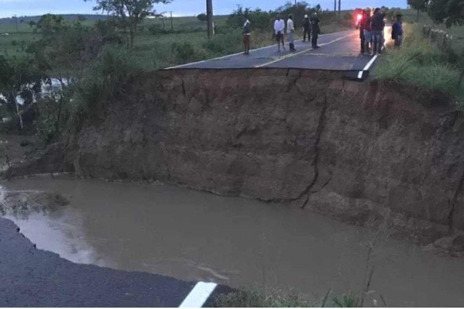 Há registro de deslizamentos de terra e crateras em rodovias. Foto: SSP-SE