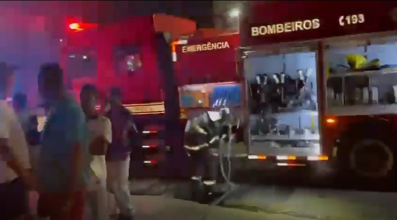 Bombeiros combatendo o incêndio  Reprodução TV