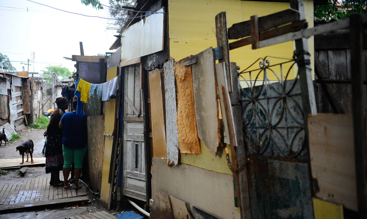 Brasil tem 24,1% da população vivendo com renda per capita abaixo de 150 reais  Foto: Agência Brasil