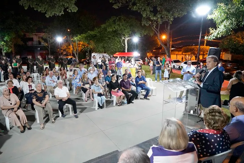 O nome da praça é uma homenagem a Tenente Isauro