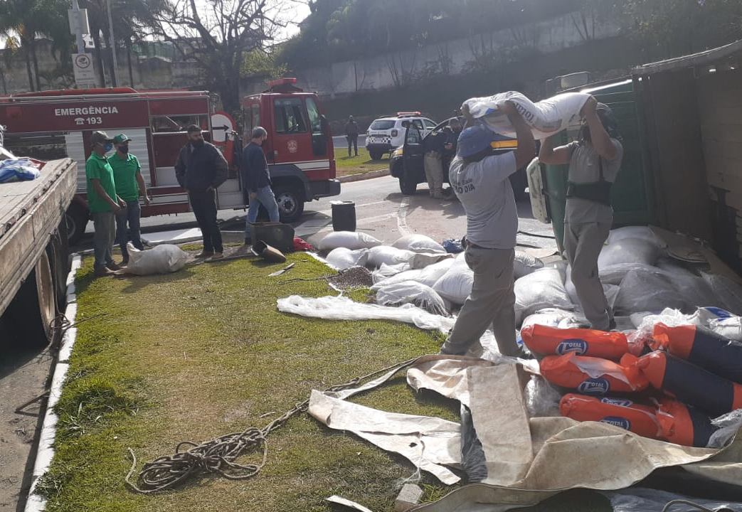 Caminhão carregado de ração tomba em acesso da Via Dutra, em Guaratinguetá Divulgação/Polícia Militar