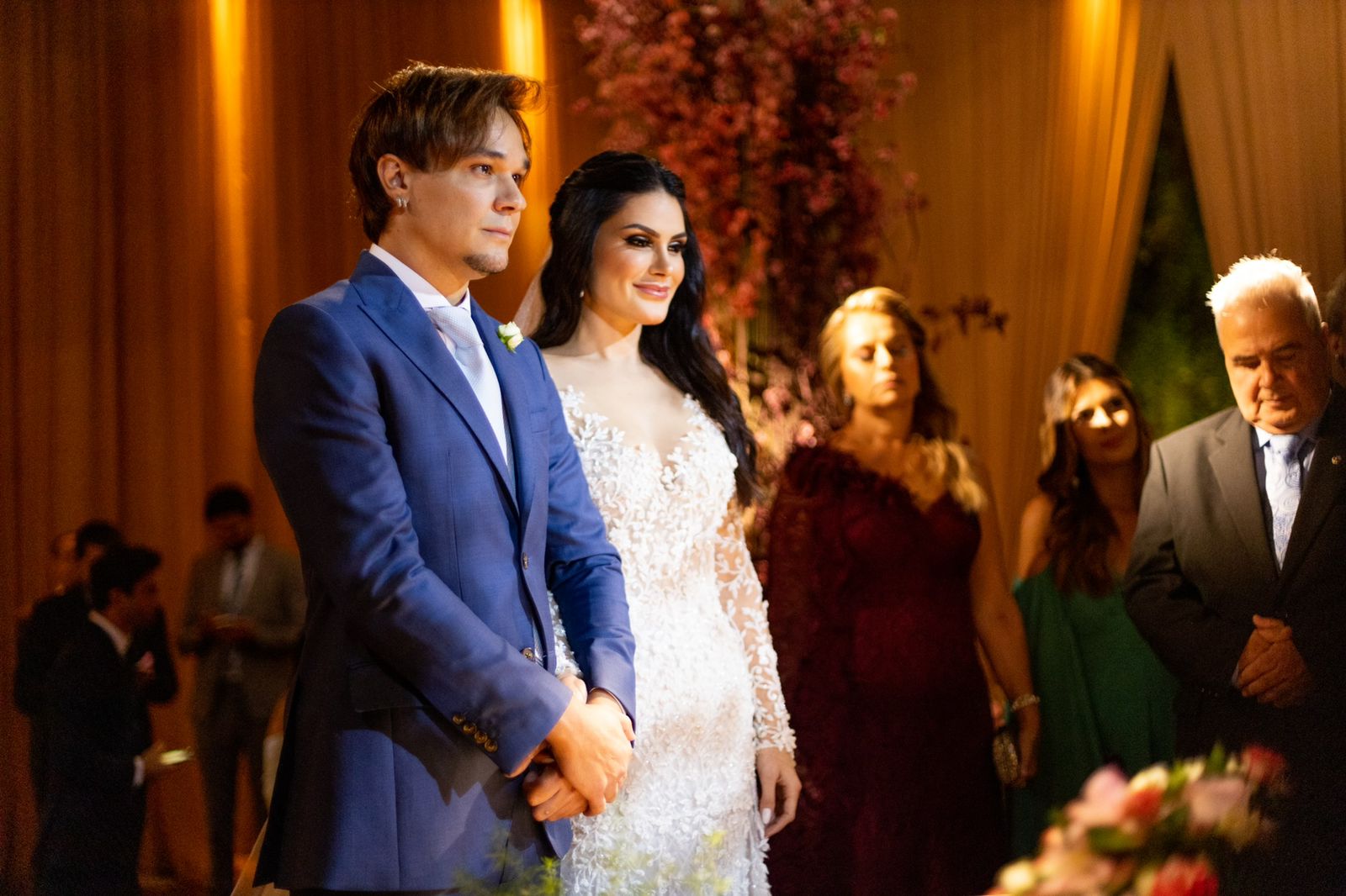 Casamento de Natália Guimarães e Leandro teve mais de 30 mil flores | Band
