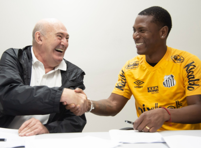 Presidente Andres Rueda assinou contrato com atacante Bryan Angulo neste sábado (2) Ivan Storti / Santos FC