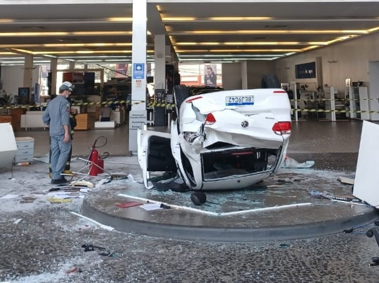 Funcionário de estabelecimento teria feito manobra errada; carro despencou do terceiro andar Corpo de Bombeiros/Divulgação