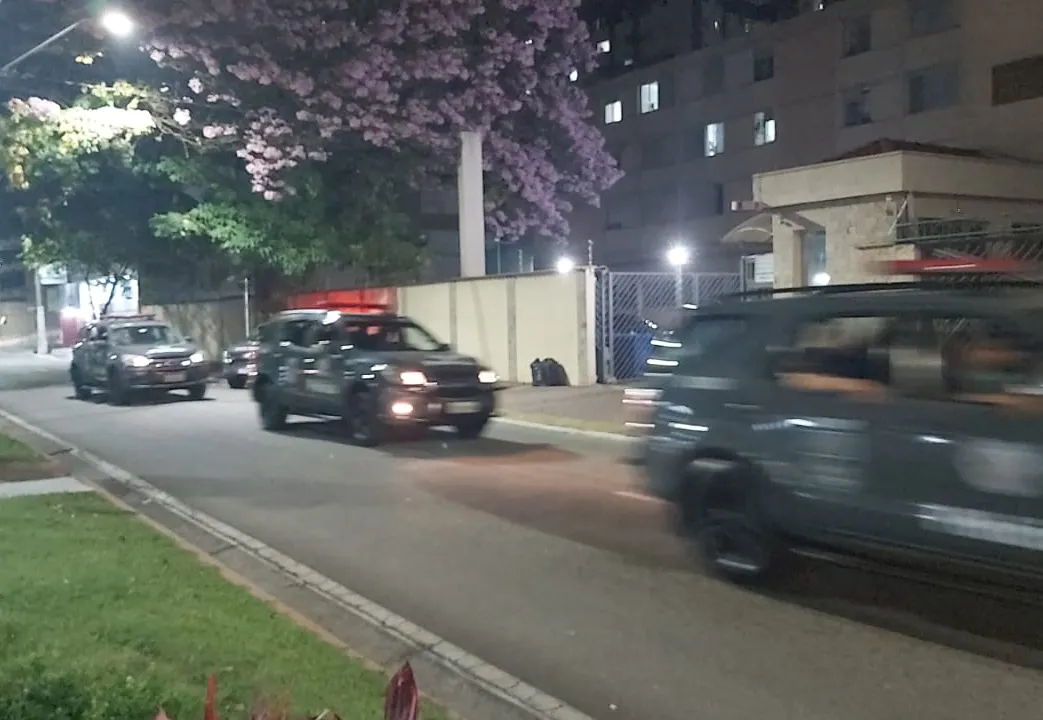 Vândalos interditaram a avenida Nelson D'ávila, em São José dos Campos