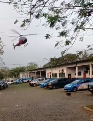 Piloto teve helicóptero sequestrado por bandidos no Rio de Janeiro, neste domingo (19) Foto: Reprodução/ Rádio BandNews FM