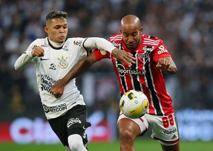 Corinthians e São Paulo empatam, mantêm tabus e Alvinegro na liderança