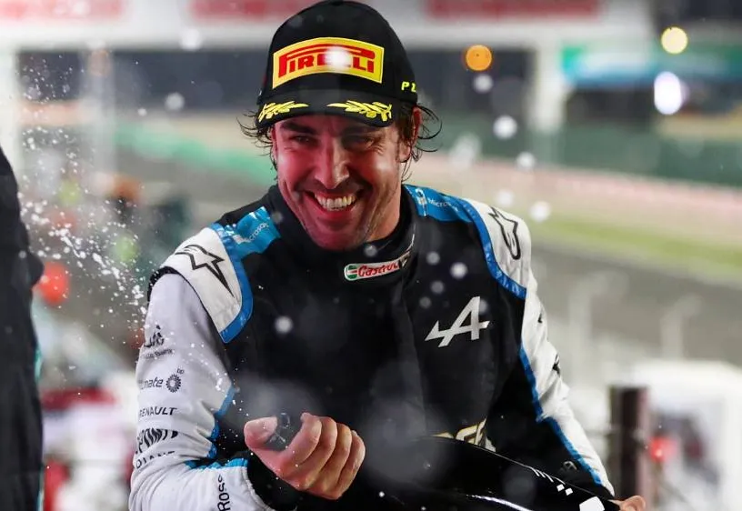 Alonso comemora terceiro lugar no Catar