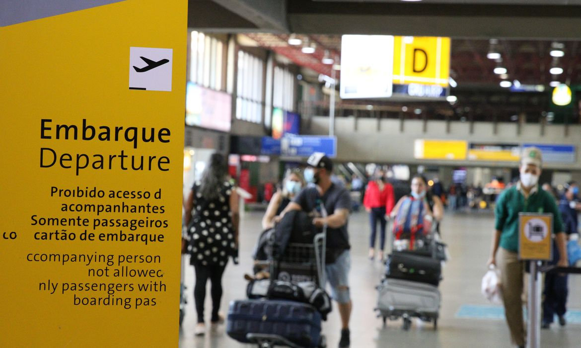 Anvisa determina volta das máscaras em aeroportos e aviões a partir de sexta (25) Foto: Agência Brasil