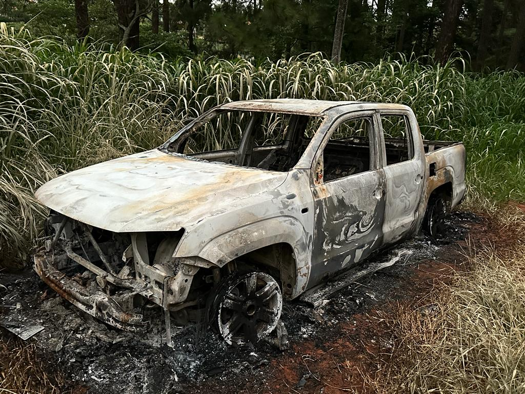 Carro roubado foi encontrado queimado. Reprodução 