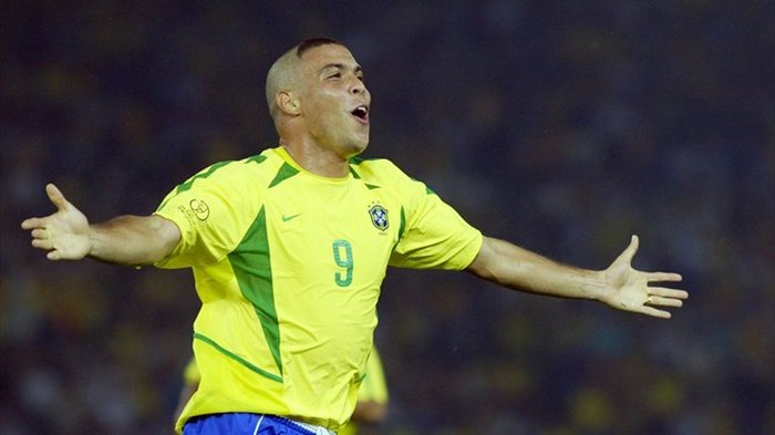 Ronaldo Fenômeno autor de dois gols na final contra Alemanha